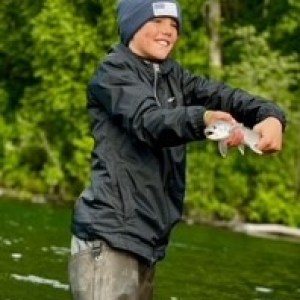 a man throwing a frisbee